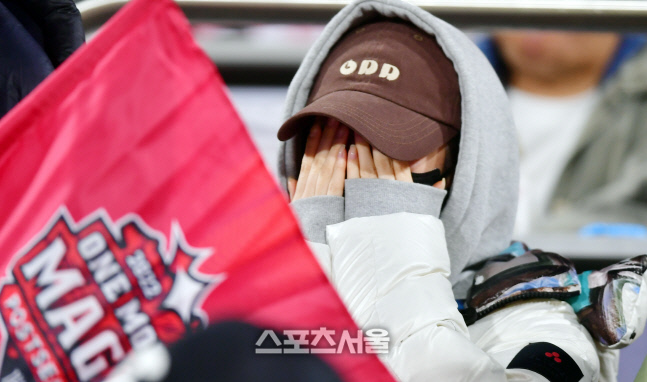 황재균 응원하러 온 그, 연인의 2타점 적시타에 두 손 들고 환호[준PO4]