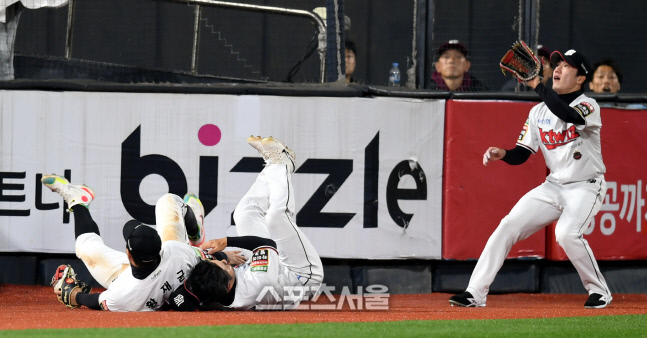 [포토] 황재균-신본기 '몸날린 호수비 펼쳤지만'