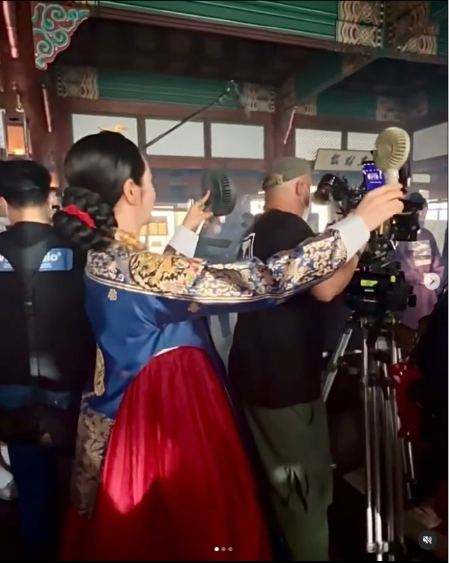 이러니 '갓혜수' 김혜수, 촬영 스태프 살뜰히 챙기네..이런 여배우 없다