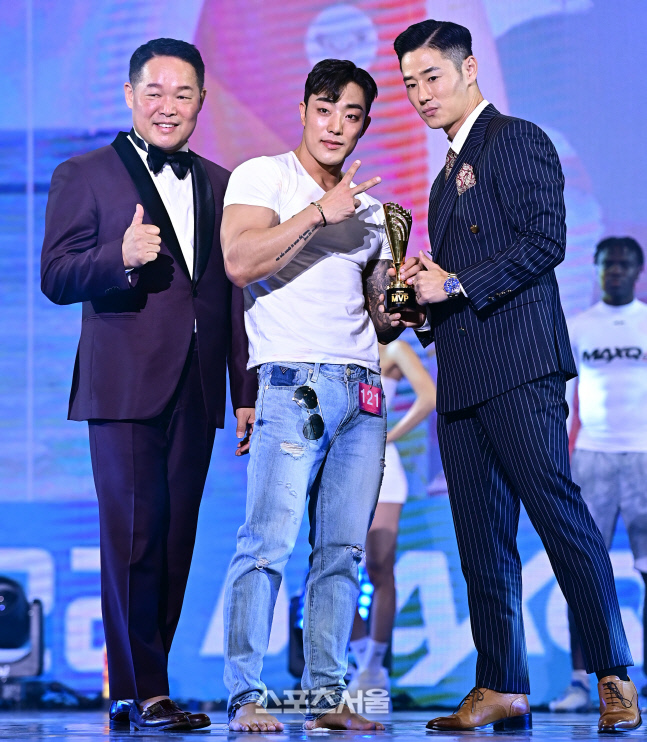 김근범 맥스큐 발행인과 장성규 아나운서, \'맥스큐 모델 콘테스트\' MVP 김양훈에게 영광을~ [포토]