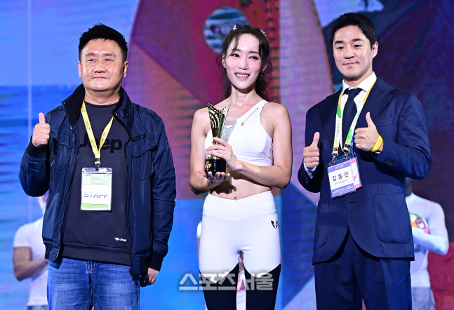 채태원 맥스큐 편집국장과 김동민 아나운서, \'맥스큐 모델 콘테스트\' MVP 김동은에게 축하를~ [포토]