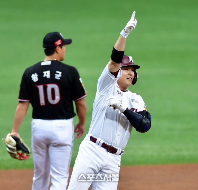 '펜스 상단 때리는 3루타' 전병우[포토]