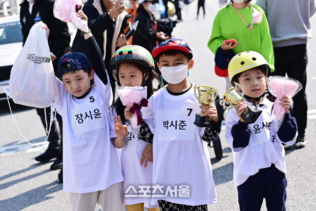 [CJ슈퍼레이스] 엄마팬들을 열광시킨 슈퍼 미니미 레이스, 미래의 스피드웨이 주인공을 지켜보자!