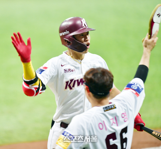 '이지영과 홈런 세리머니' 4회말 역전 2점홈런 송성문[포토]
