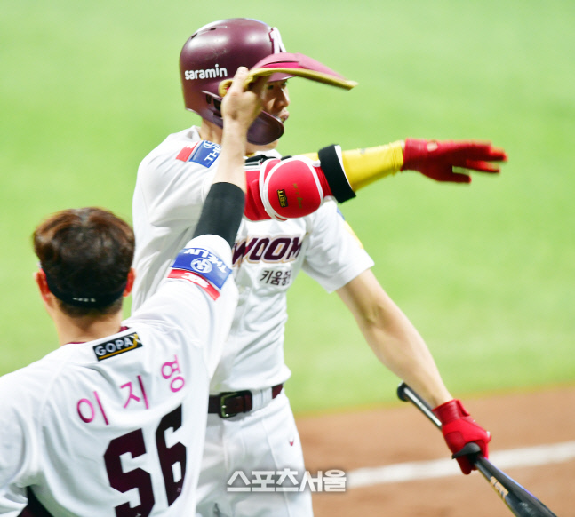 '이지영과 홈런 세리머니' 4회말 역전 2점홈런 송성문[포토]