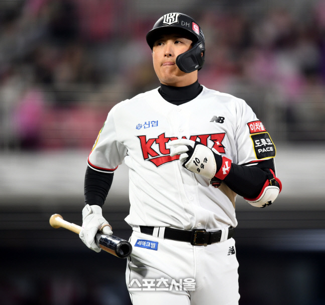 '파울 타구 왼발 강타' 황재균, 6회말 수비서 신본기와 교체...KT "선수보호차원" [준PO5]
