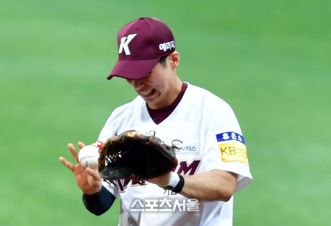 평범한 땅볼 처리 실패 김혜성...[포토]