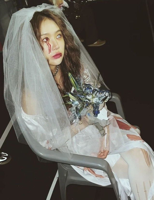 눈에 피 철철…소유, 좀비신부? 아찔 핼러윈 분장
