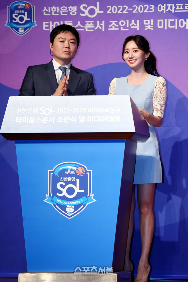 [포토] 여자프로농구 미디어데이 사회보는 김기웅-윤수빈 아나