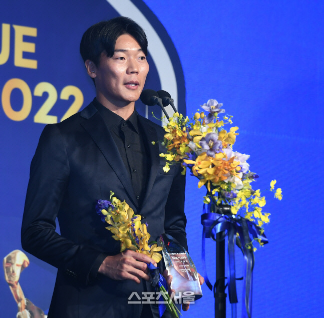 [포토] 광주 김경민, K리그2 골키퍼상 수상