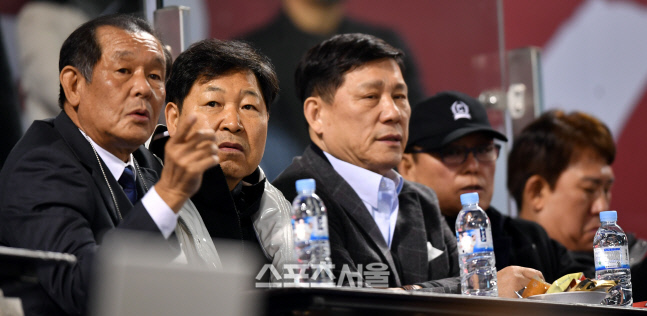 야구장 나들이 이만수와 박철순[포토]