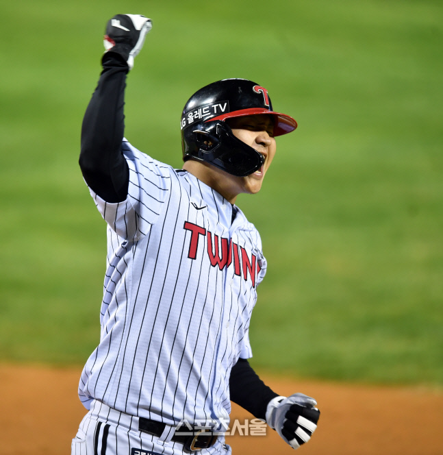 2회말 '김혜성 악송구' 득점환호 문보경[포토]