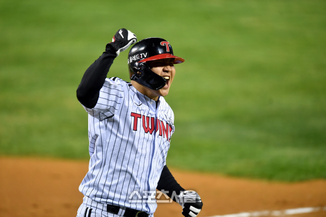 2회말 \'김혜성 악송구\' 득점환호 문보경[포토]