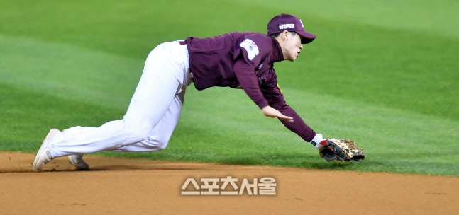 '문성주 안타타구 잡아냈지만 던지지 못한' 김혜성[포토]