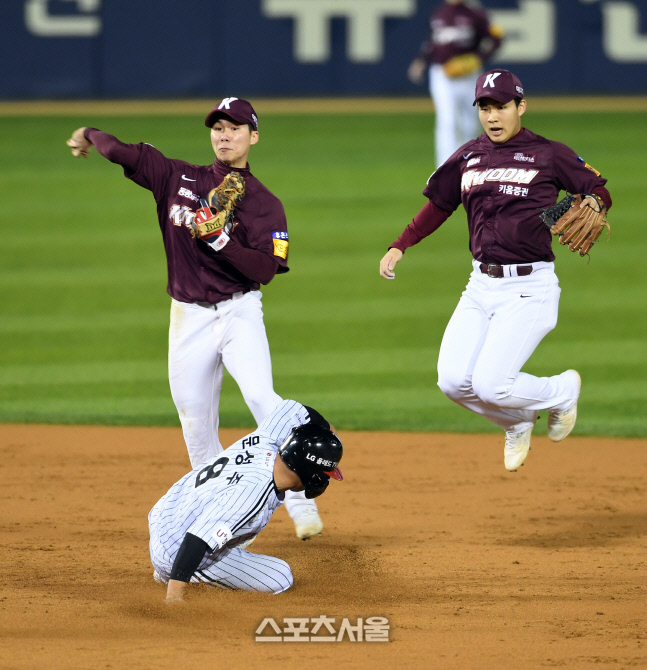 [포토]병살이 아닌 실점이 된 김혜성의 송구 실책