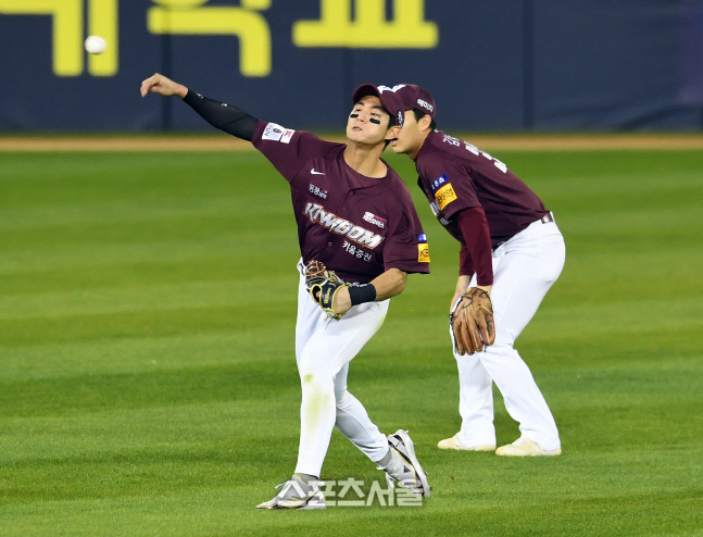[포토]김휘집의 포구 실책에 이어 홈 송구 실책을 하는 이정후
