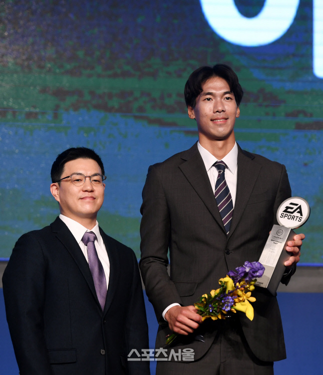 [포토] 수원fc 이범영,  EA Most Selected Player 수상