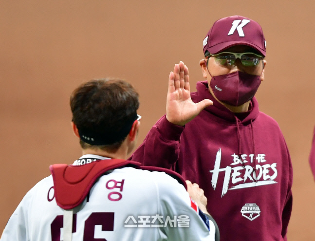 \'고마워 안방마님\' 홍원기 감독[포토]