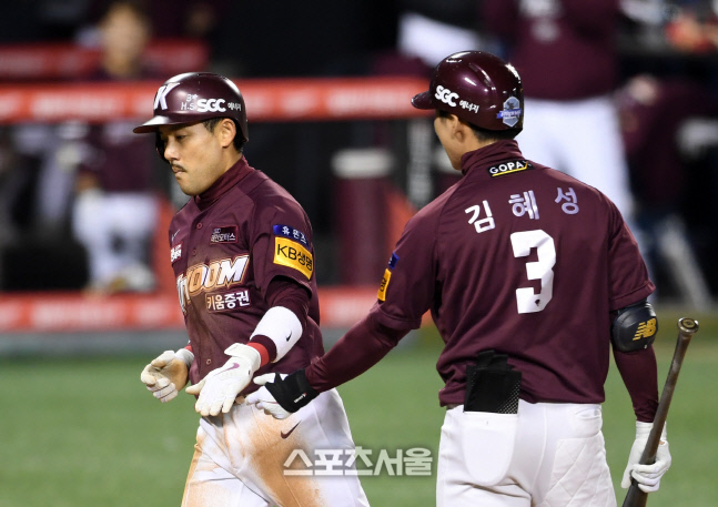 [포토]키움 이용규, 득점 성공!