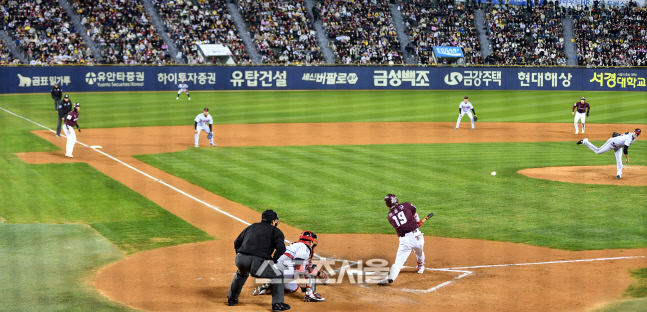 2회초 플럿코 상대 2타점 안타터트리는 이용규[포토]
