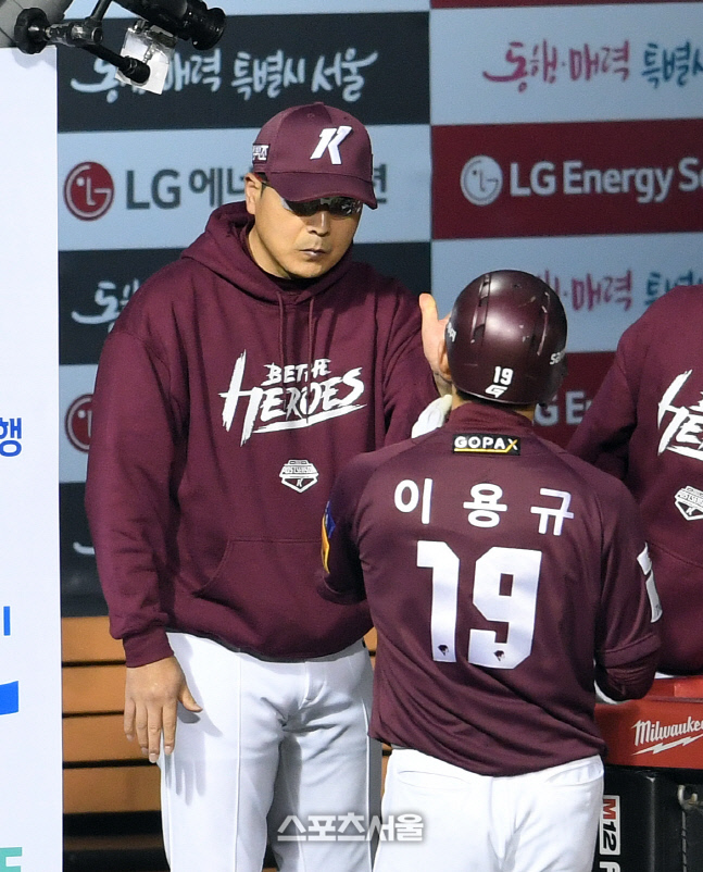[포토]선취 득점에 하이파이브 나누는 홍원기 감독과 이용규