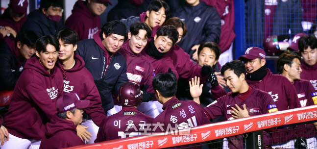 2타점 베테랑 이용규 귀가 축하하는 동료들[포토]