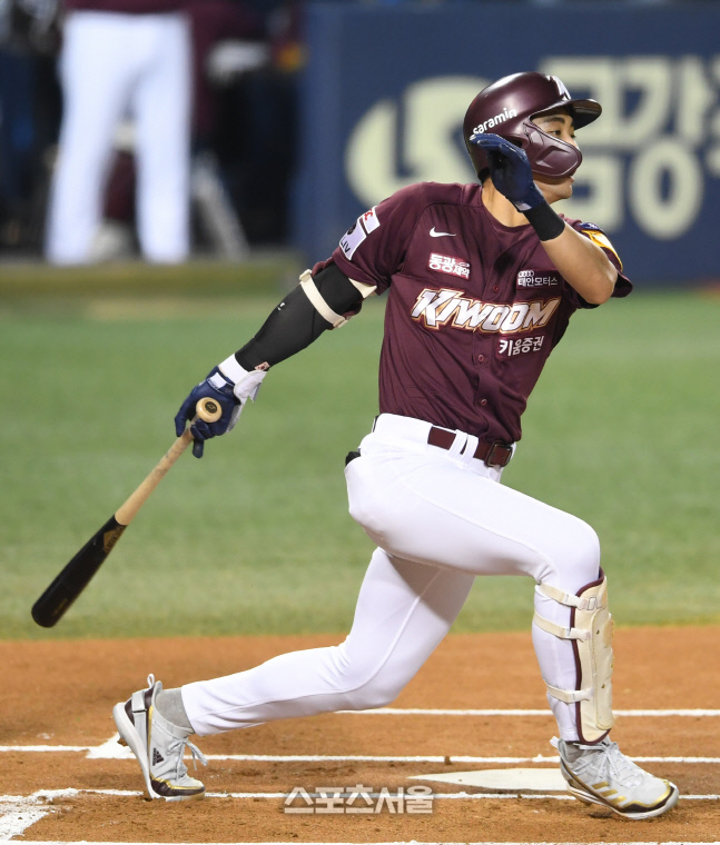 [포토]플럿코 상대로 안타 뽑아내는 키움 이정후