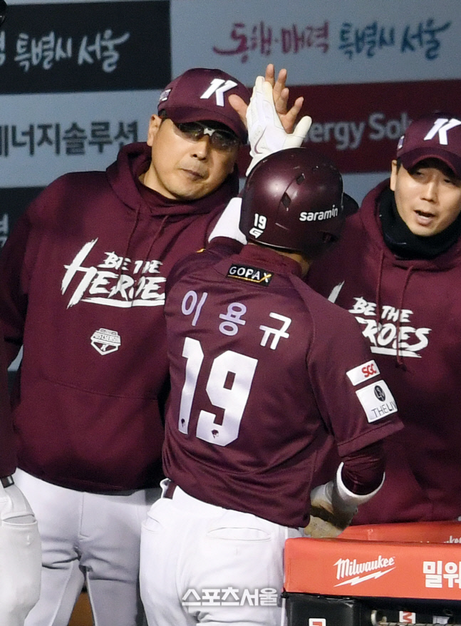 [포토]하이파이브 나누는 홍원기 감독과 이용규