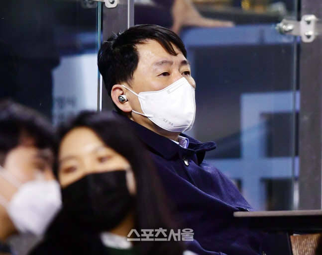 \'히어로즈 가을야구 현장 찾은\' 전 키움히어로즈 이장석 대표[포토]