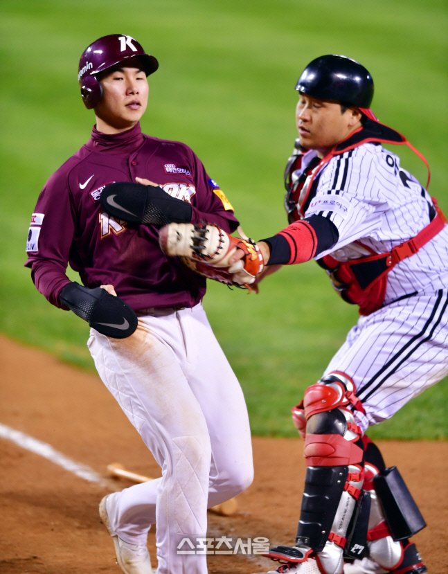 '공이 그렇게 빨리 오나?' 아웃되는 김혜성[포토]
