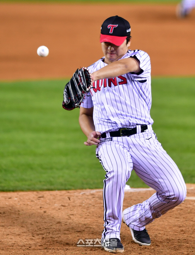 이지영 강습타구 놓치는 고우석[포토]