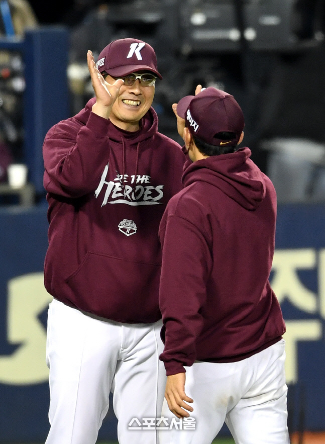 [포토]승리의 하이파이브를 나누는 키움 홍원기 감독과 주장 이용규