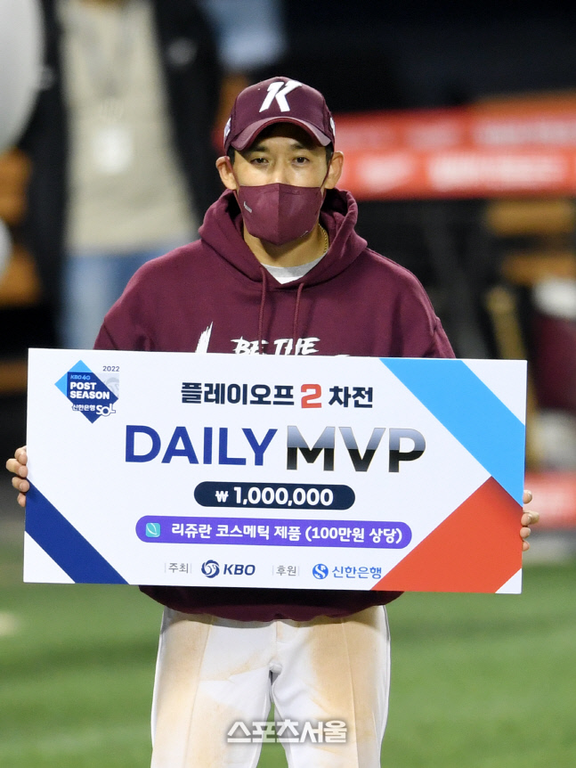 [포토]키움 이용규, PO 2차전 4타수 2안타 2타점 2득점으로 MVP