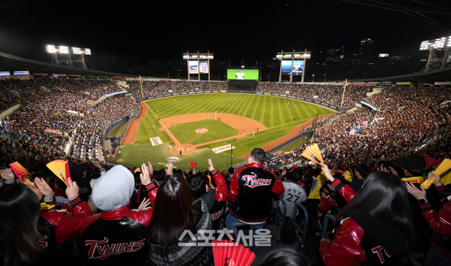 LG 선수들도 놀란 유광점퍼 용광로, 포스트시즌 수익도 수직 상승[SS현장속으로]