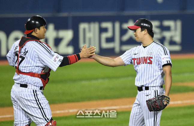 [포토]승리의 하이파이브를 나누는 LG 고우석과 유강남