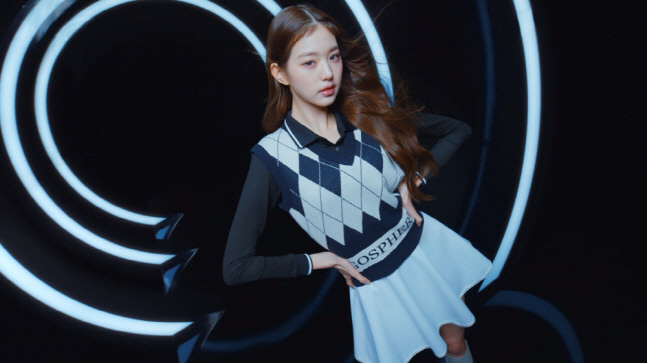 아이브 장원영, 원톱 미모로 '시선 압도'...출구 없는 매력 뽐내 [★화보]