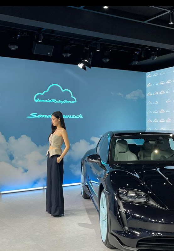 블랙핑크 제니, 직접 디자인한 슈퍼카 앞에서 '찰칵'