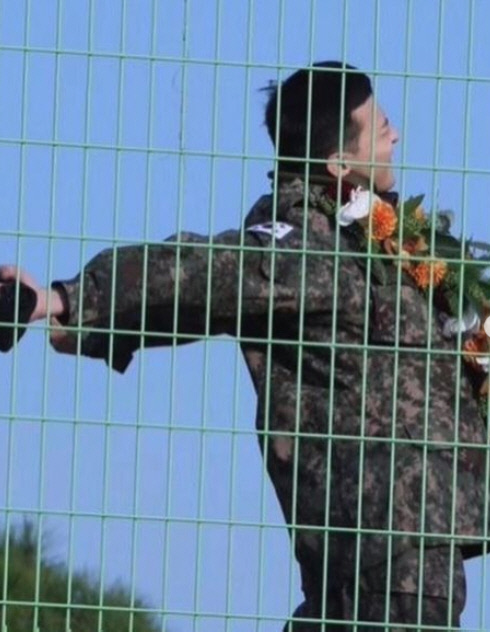 지드래곤도 '이날'은 못참지..3년 전 행복 가득 '전역날' 추억