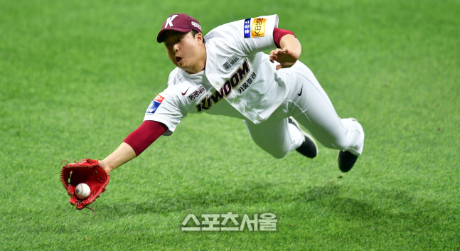 8회초 다이빙캐치로 원샷투킬 김재웅[포토]