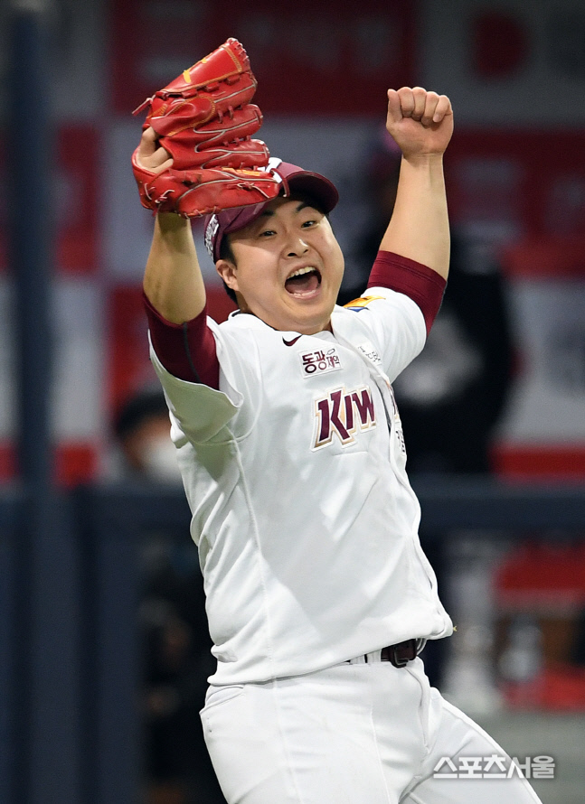 [포토]키움 김재웅, 혼자 더블 아웃을!