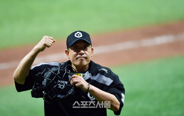 \'키움 선수 교체!\' 이민호 구심[포토]