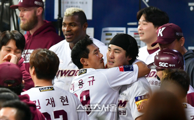 '이용규와 포옹!' 대타 역전홈런 임지열[포토]