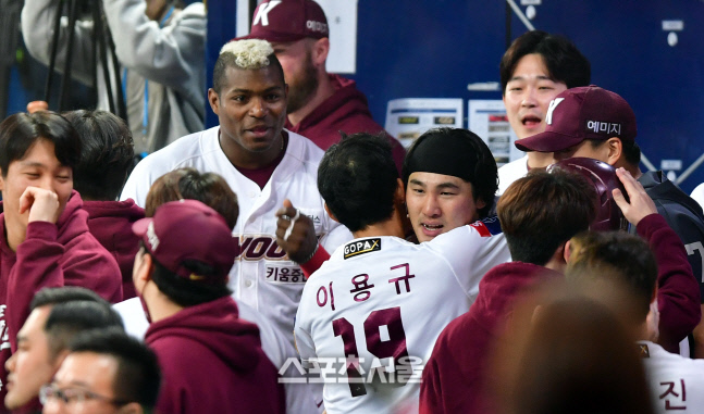 '이용규와 포옹!' 대타 역전홈런 임지열[포토]