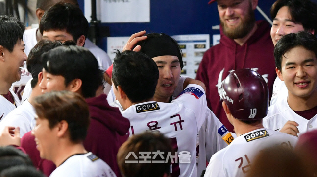 '이용규와 포옹!' 대타 역전홈런 임지열[포토]