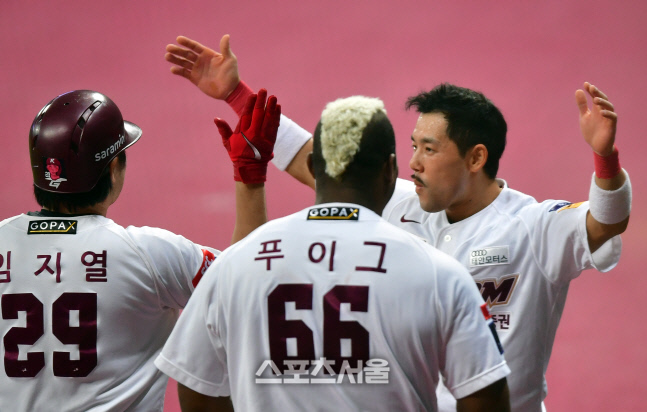 '이용규와 포옹!' 대타 역전홈런 임지열[포토]