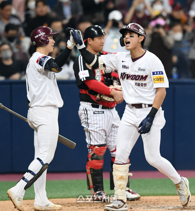 [포토]김혜성과 홈런 하이파이브 나누는 이정후