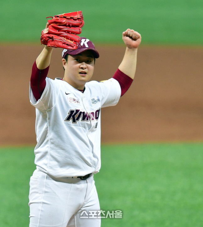 2이닝 책임지며 승리지켜낸 김재웅[포토]