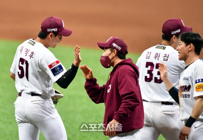이정후와 하이파이브하는 이용규[포토]