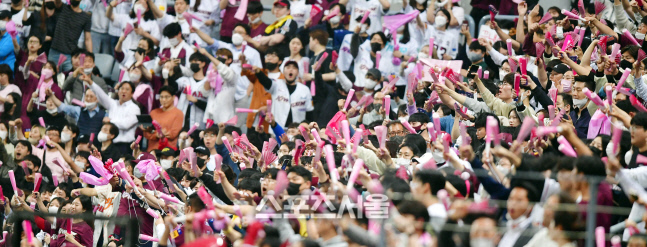 열광적인 분홍막대[포토]