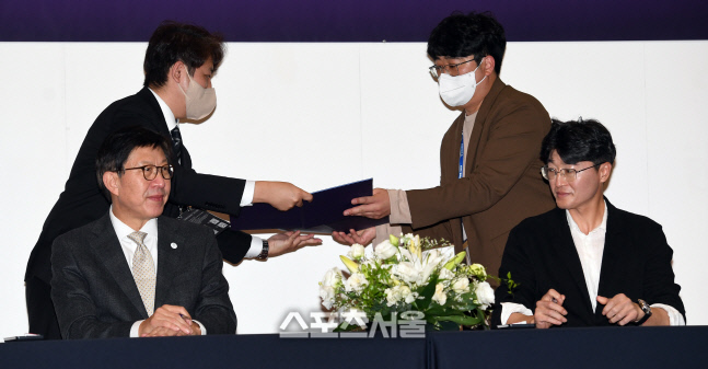 \'BWB 2022\' 박형준 시장과 이터널 조우열 대표, 부산을 블록체인의 메카로! [포토]